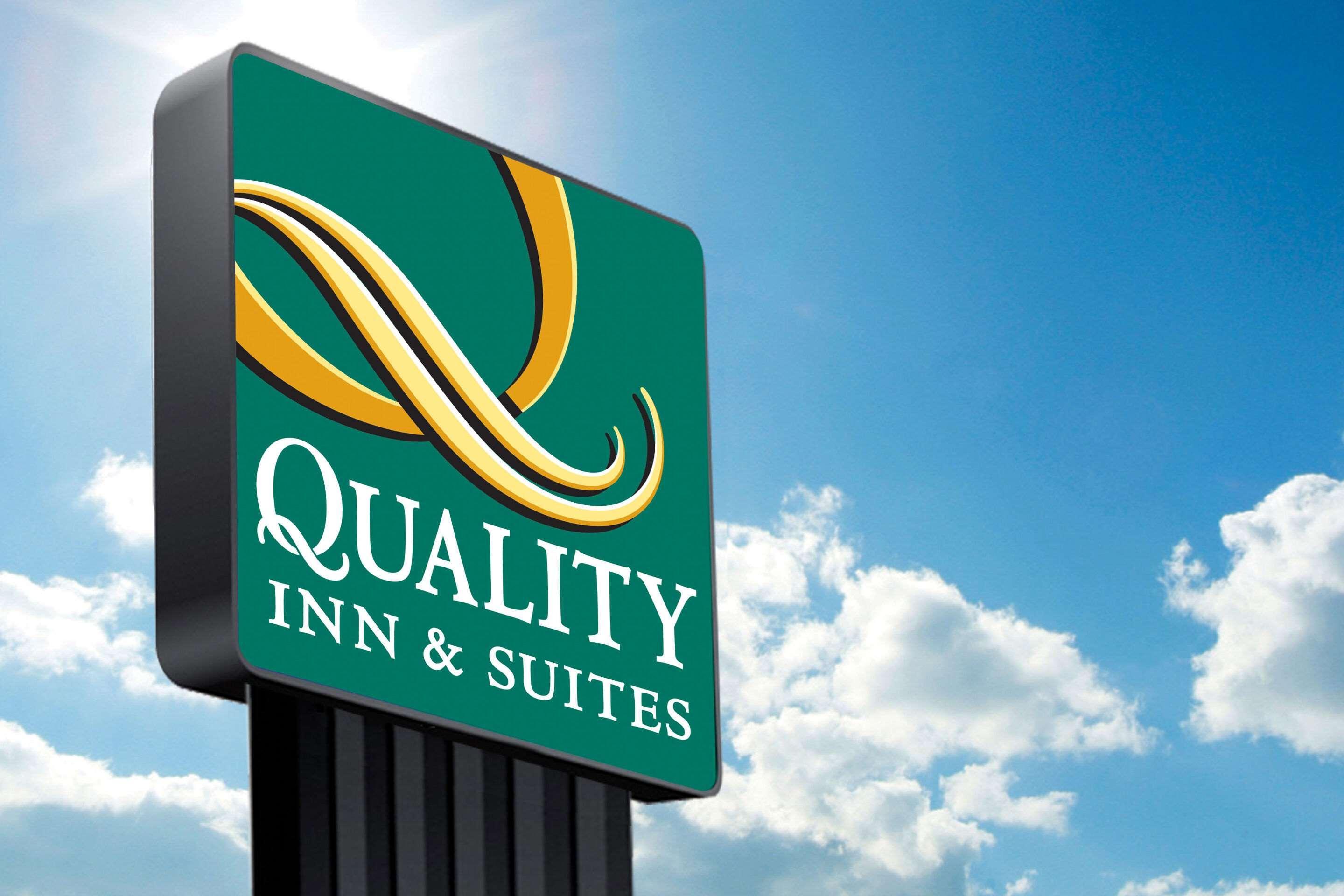 Quality Inn & Suites 派恩代尔 外观 照片